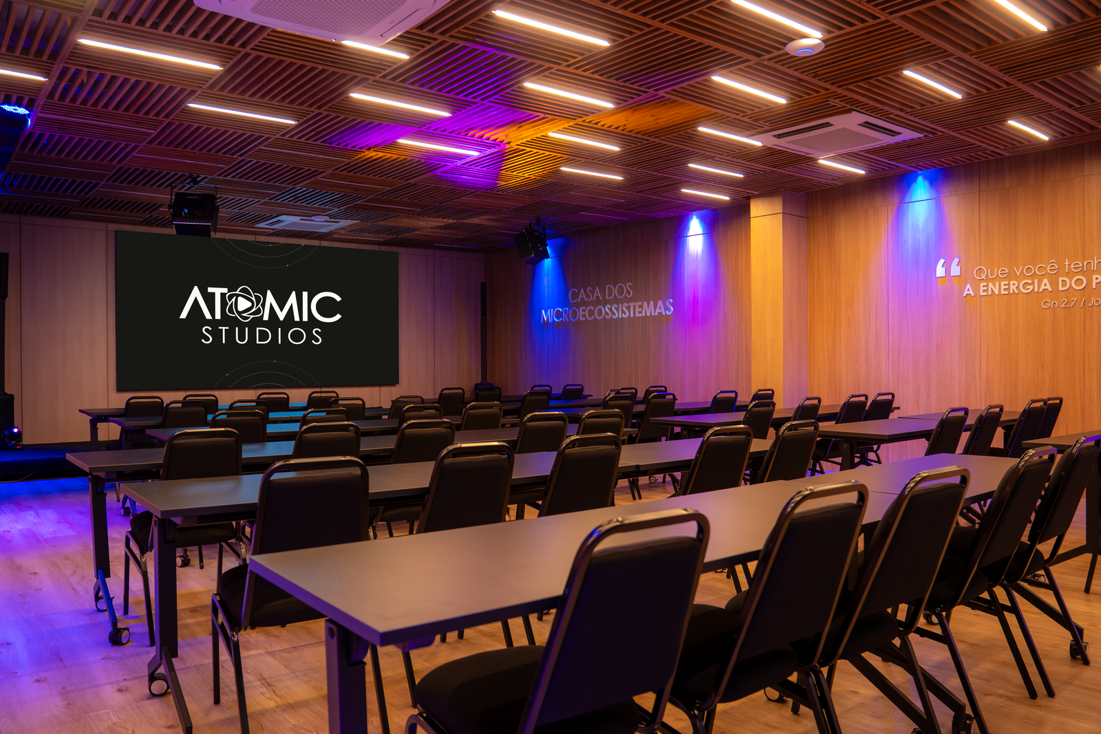 Auditório com telão Atomic Studios e iluminação cênica