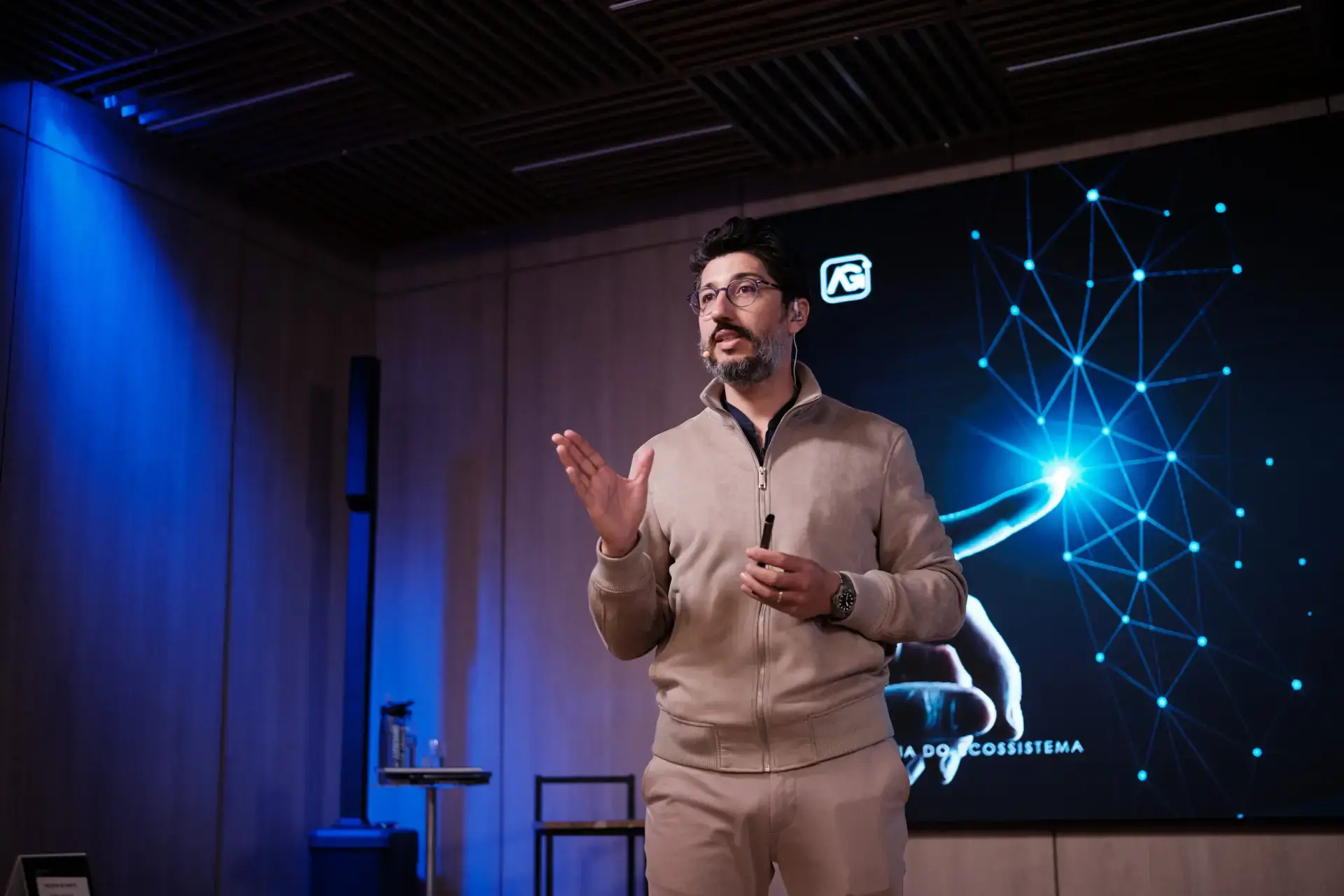 Apresentação no palco da Atomic Studios