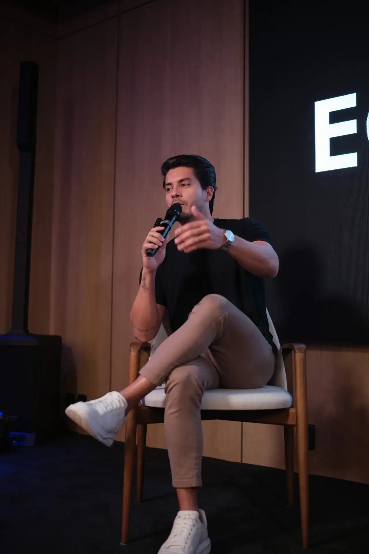 Convidado compartilhando sua experiência no palco
