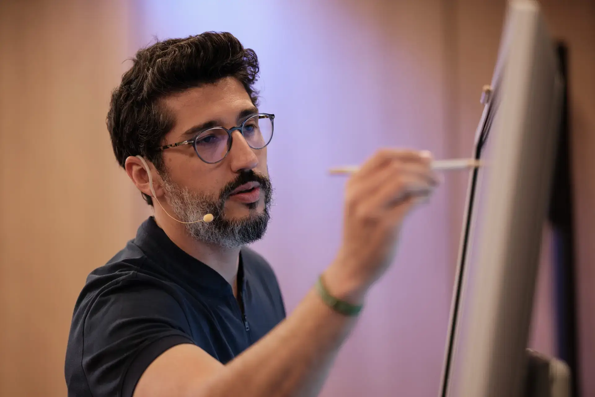 Facilitador conduzindo uma atividade do workshop