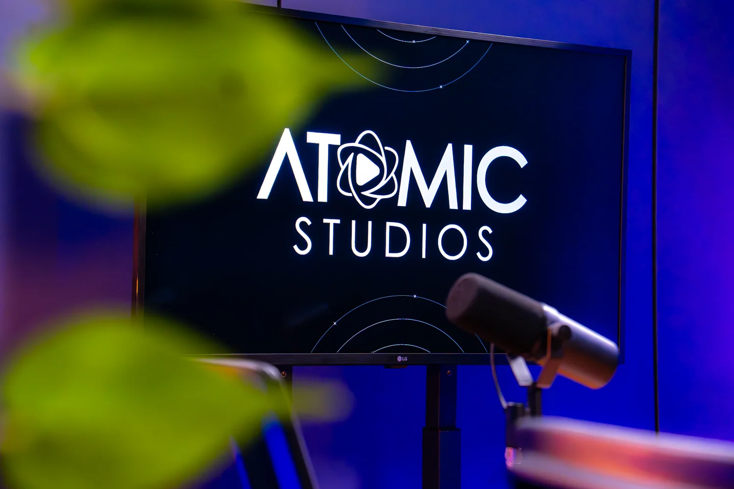 Close do logo Atomic Studios na tela do estúdio