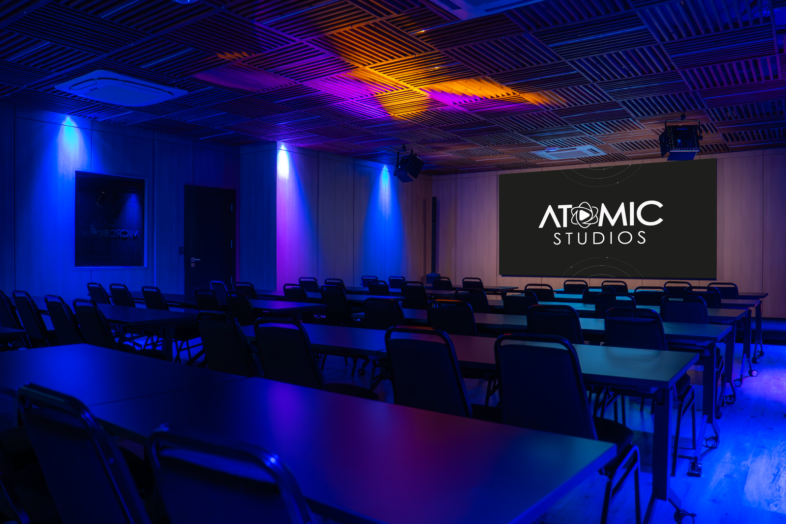 Auditório da Atomic Studios em iluminação azul e violeta