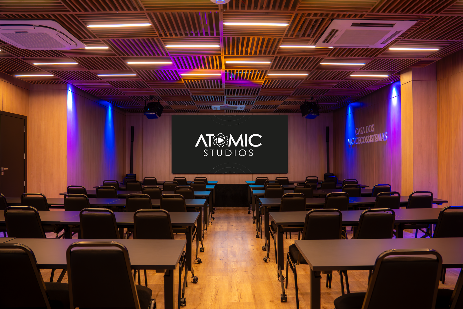 Auditório na Casa dos Microecossistemas com painel do logo