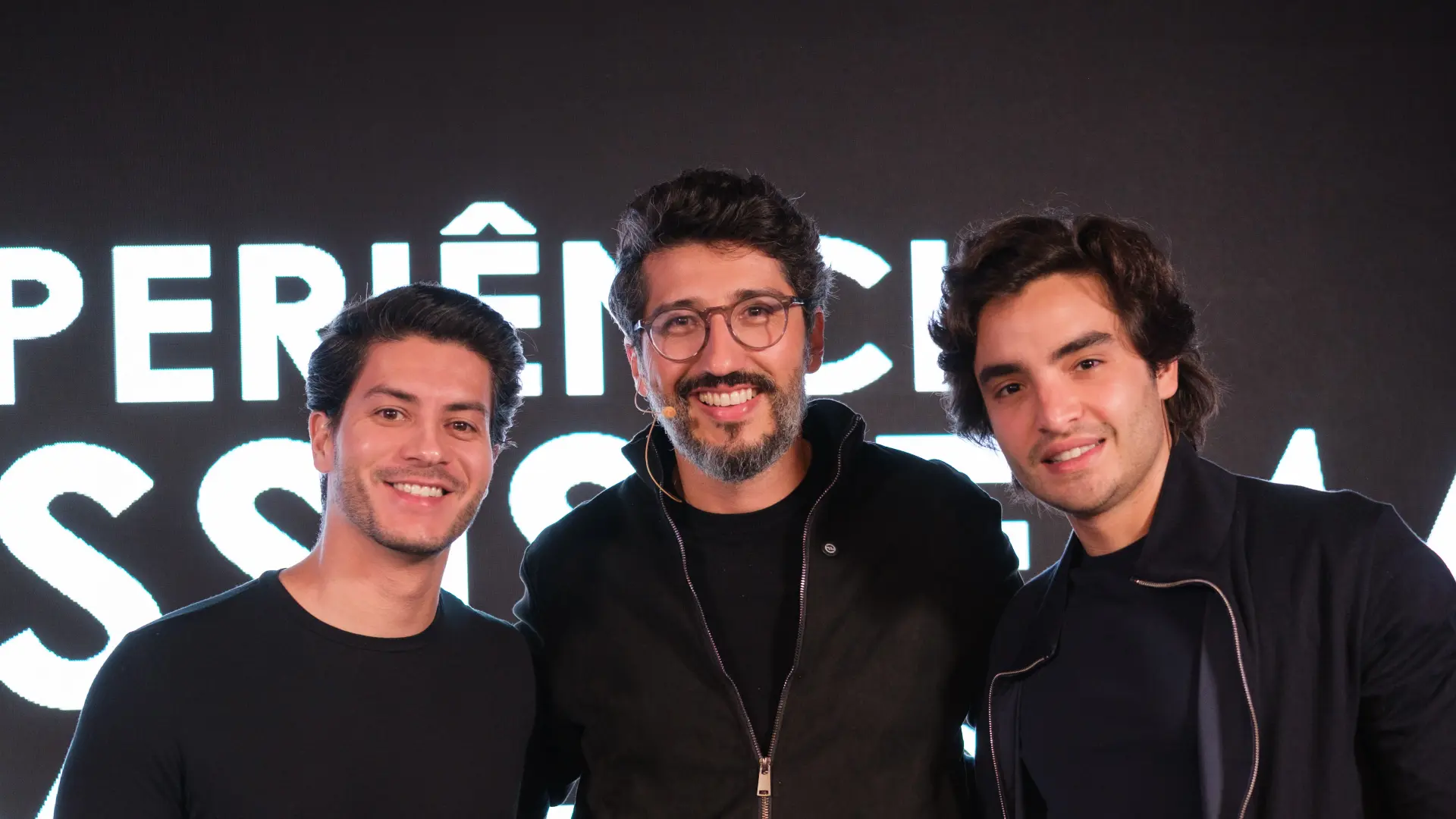 Participantes reunidos em frente ao painel do evento